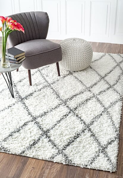 AreaRugs.com Nakra Ozsg White Geometric Area Rug