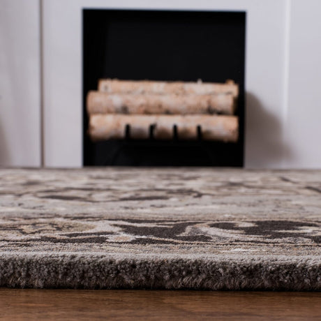Safavieh Royalty Roy700G Silver / Charcoal Rugs.