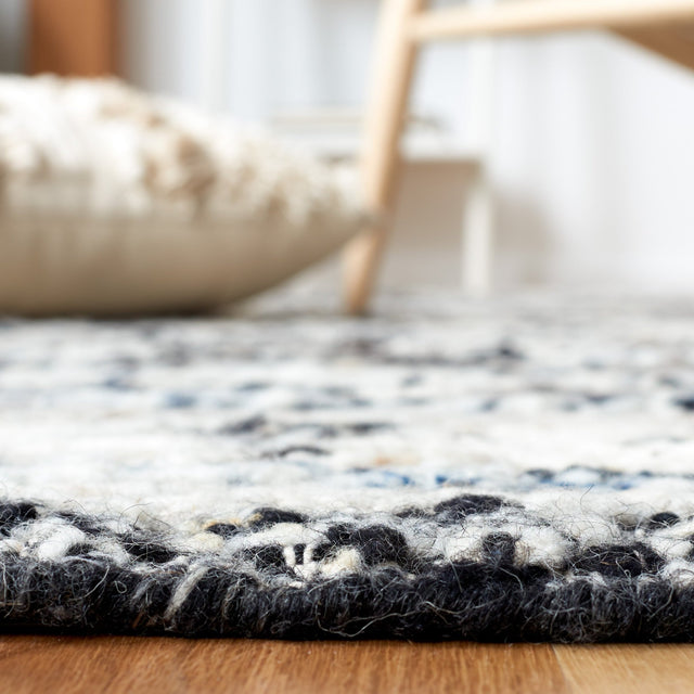 Safavieh Manhattan Man353A Ivory/Black Rug.
