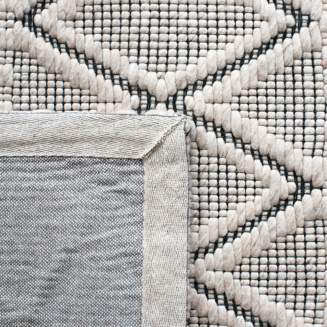 Safavieh Marbella Mrb320G Silver/Black Rug.
