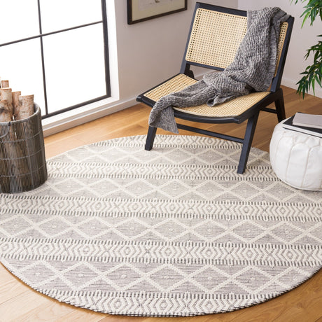 Safavieh Marbella Mrb751A Ivory/Black Rug.