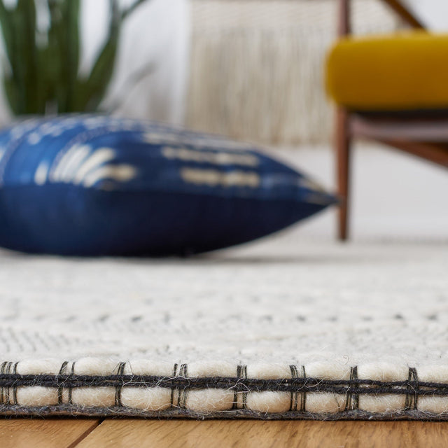 Safavieh Marbella Mrb751A Ivory/Black Rug.