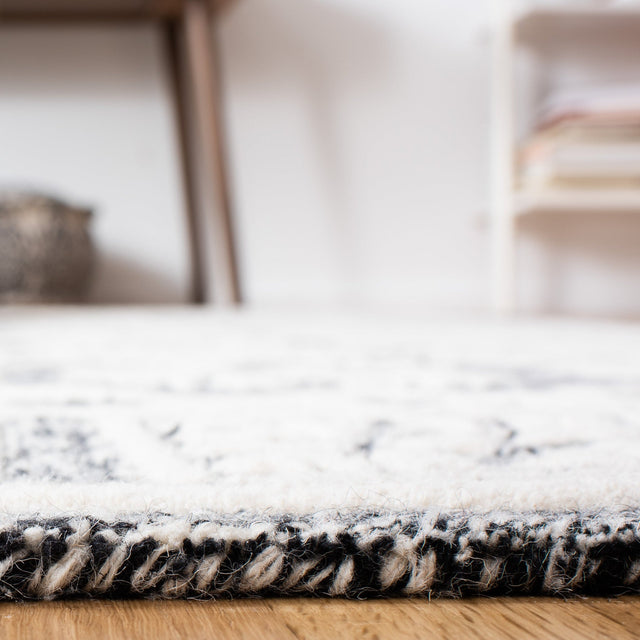Safavieh Metro Met851Z Black/Ivory Rug.