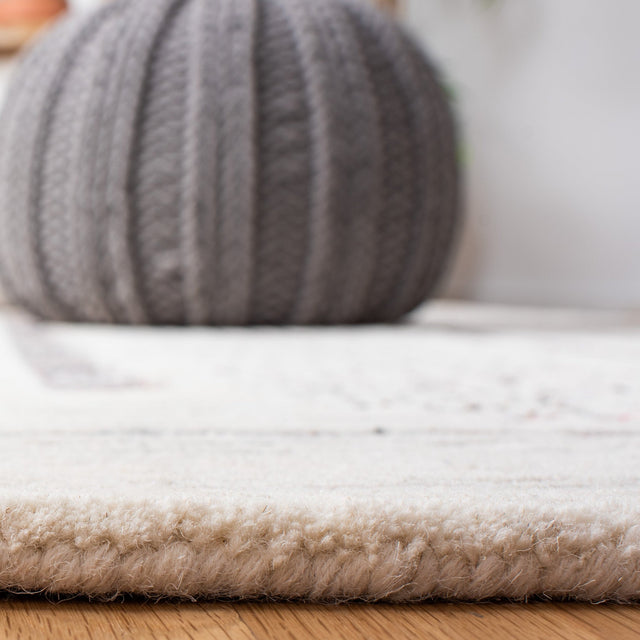 Safavieh Metro Met991Q Red/Ivory Rug.