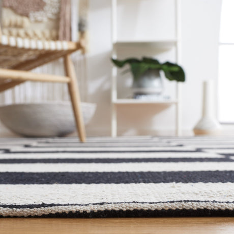 Safavieh Montauk Mtk705Z Black/Ivory Rug.