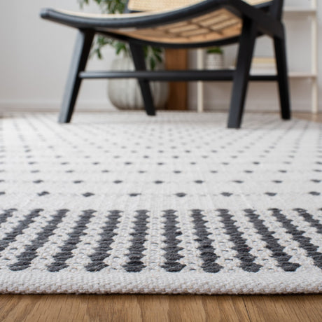 Safavieh Montauk Mtk714F Grey/Ivory Rug.