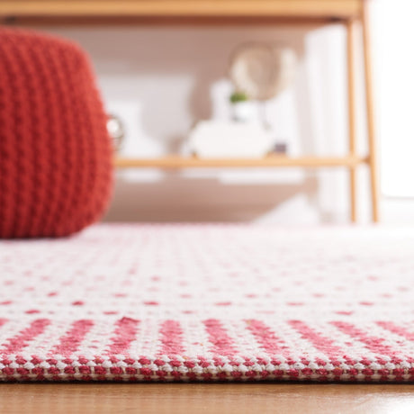 Safavieh Montauk Mtk714Q Red/Ivory Rug.