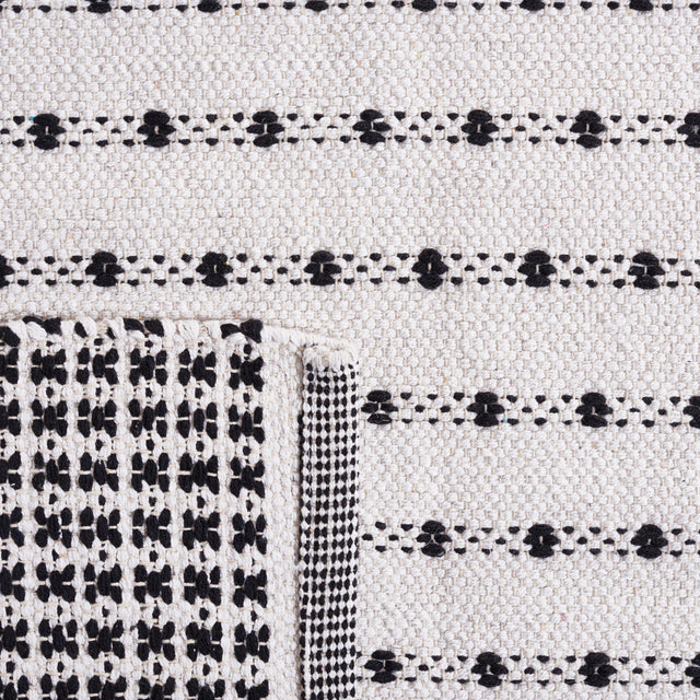 Safavieh Montauk Mtk714Z Black/Ivory Rug.