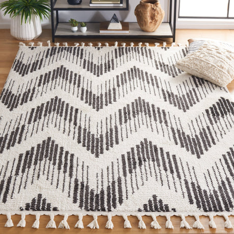 Safavieh Moroccan Tassel Mrt101A Ivory/Black Rug.