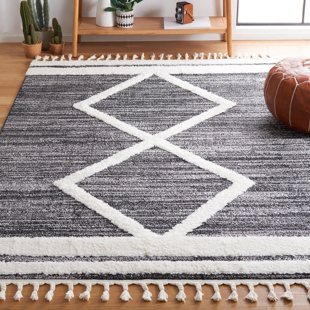 Safavieh Moroccan Tassel Shag Mts650Z Black/Ivory Rug.