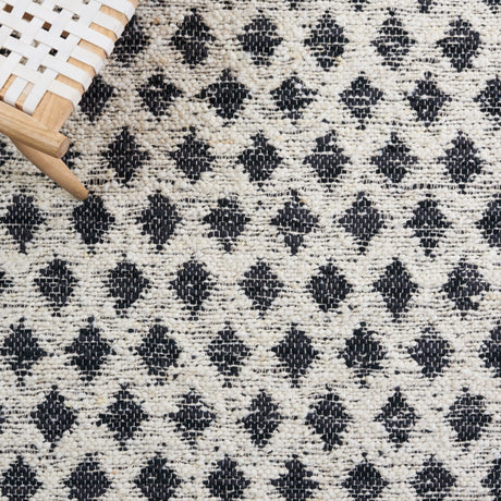 Safavieh Natura Nat348B Beige/Black Rug.