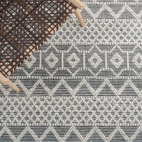 Safavieh Natura Nat687A Ivory/Black Rug.