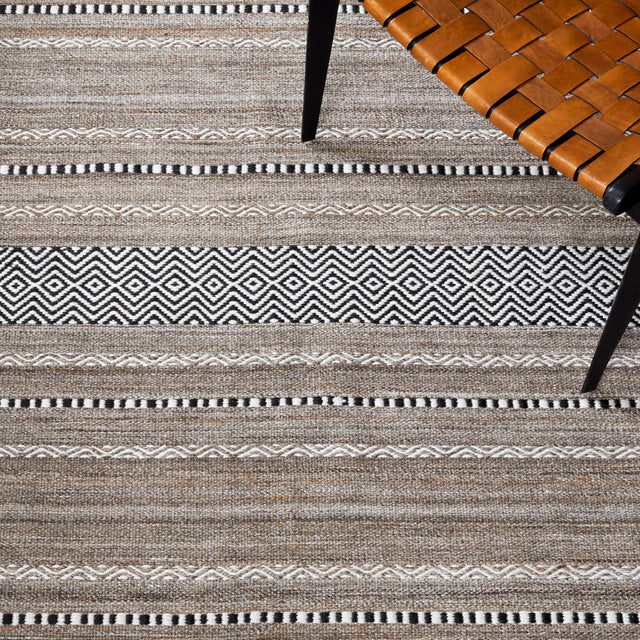 Safavieh Striped Kilim Stk101Z Black/Ivory Rug.
