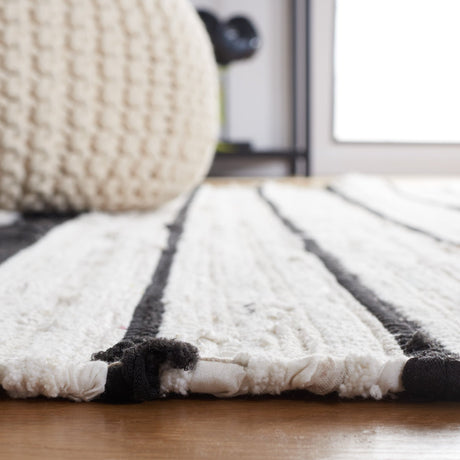 Safavieh Striped Kilim Stk207Z Black/Ivory Rug.