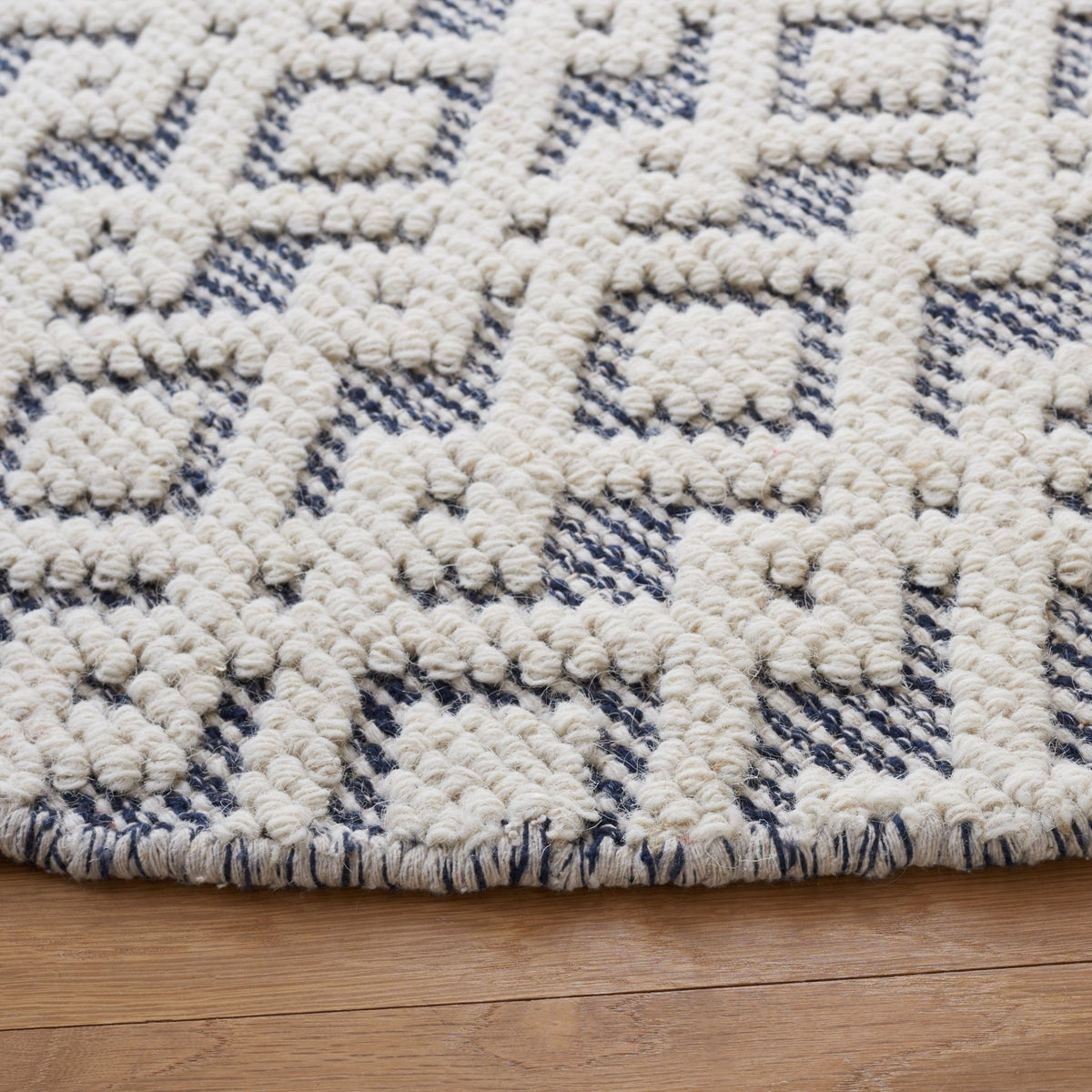 Safavieh Vermont Vrm102N Ivory/Navy Rug.
