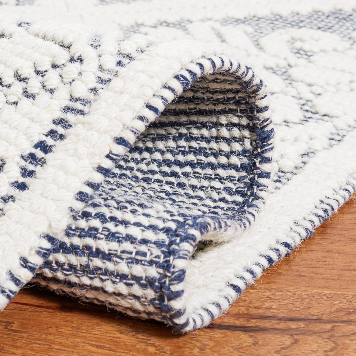 Safavieh Vermont Vrm306N Ivory/Navy Rug.