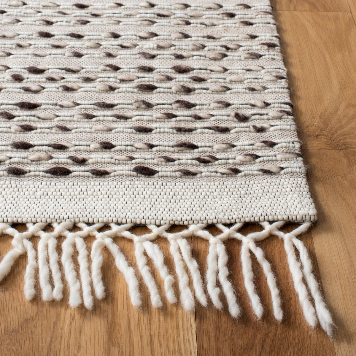 Safavieh Vermont Vrm307A Ivory Rug.