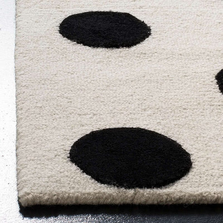 Safavieh Safavieh Kids Sfk904D Ivory / Black Rugs.