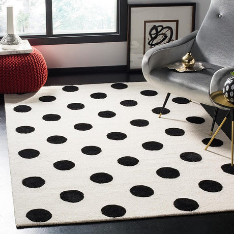 Safavieh Safavieh Kids Sfk904D Ivory / Black Rugs.