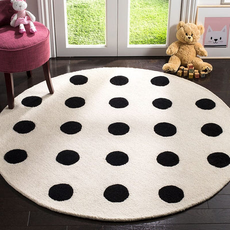 Safavieh Safavieh Kids Sfk904D Ivory / Black Rugs.