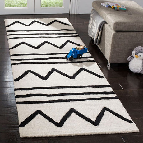 Safavieh Safavieh Kids Sfk907D Ivory / Black Rugs.