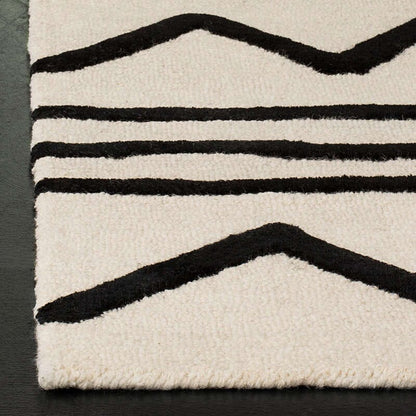 Safavieh Safavieh Kids Sfk907D Ivory / Black Geometric Area Rug