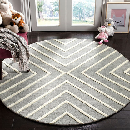 Safavieh Safavieh Kids Sfk920C Grey / Ivory Geometric Area Rug