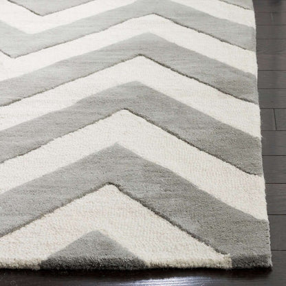 Safavieh Safavieh Kids Sfk921C Grey / Ivory Chevron Area Rug