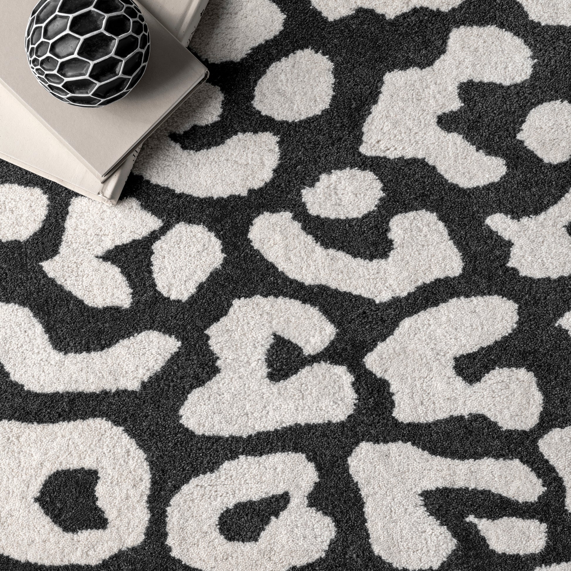 Nuloom Rorie Leopard Print Nro2683A Black Area Rug