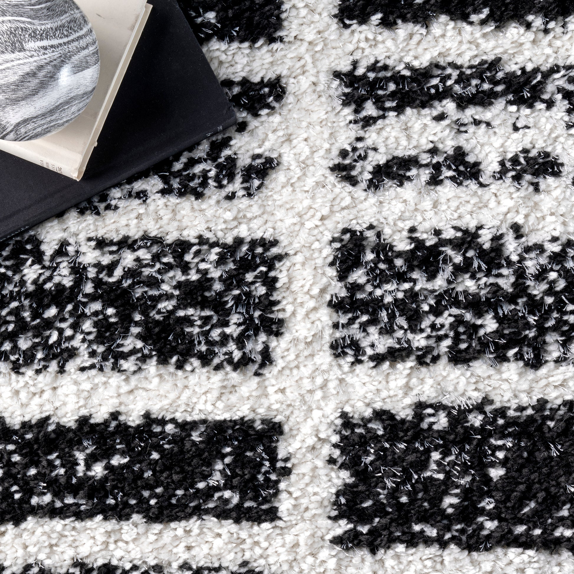 Nuloom Celyn Stripes Cozy Nce1919A Black And White Area Rug