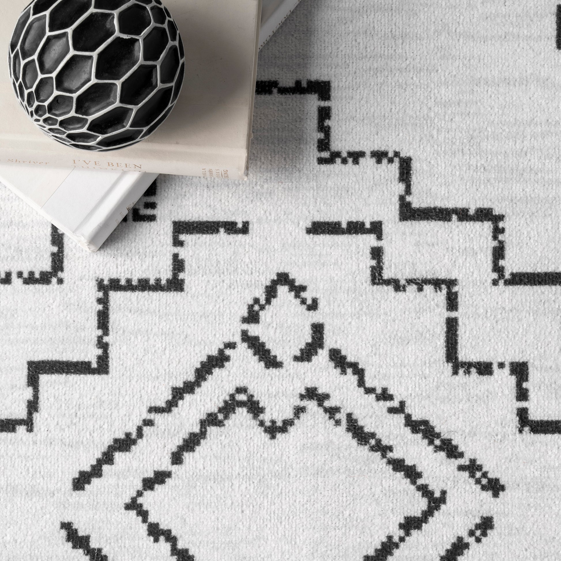 AreaRugs.com Wavaj Nwa1048A White Area Rug