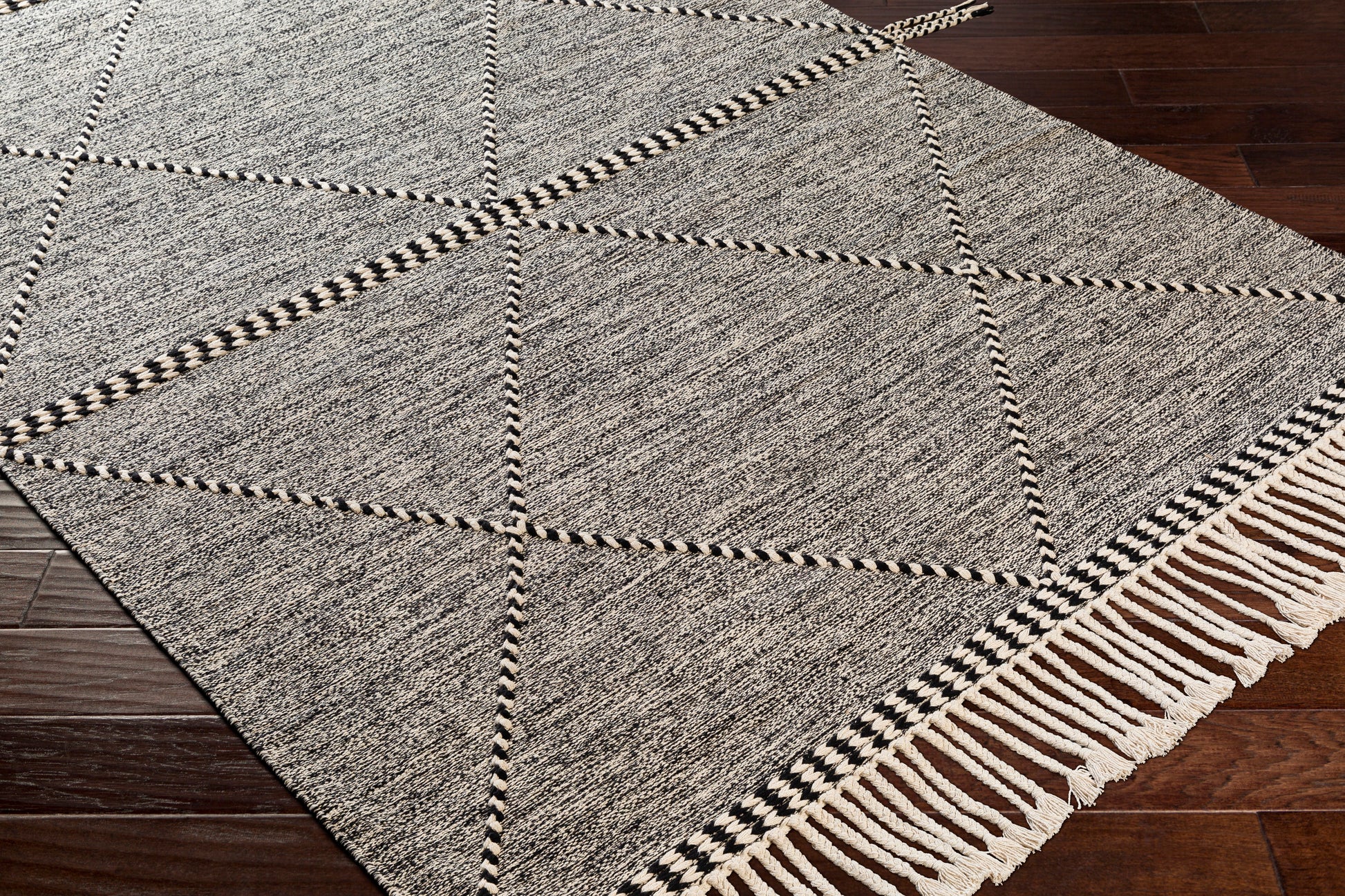 Surya Zanafi Znf-2301 Black, Cream Area Rug