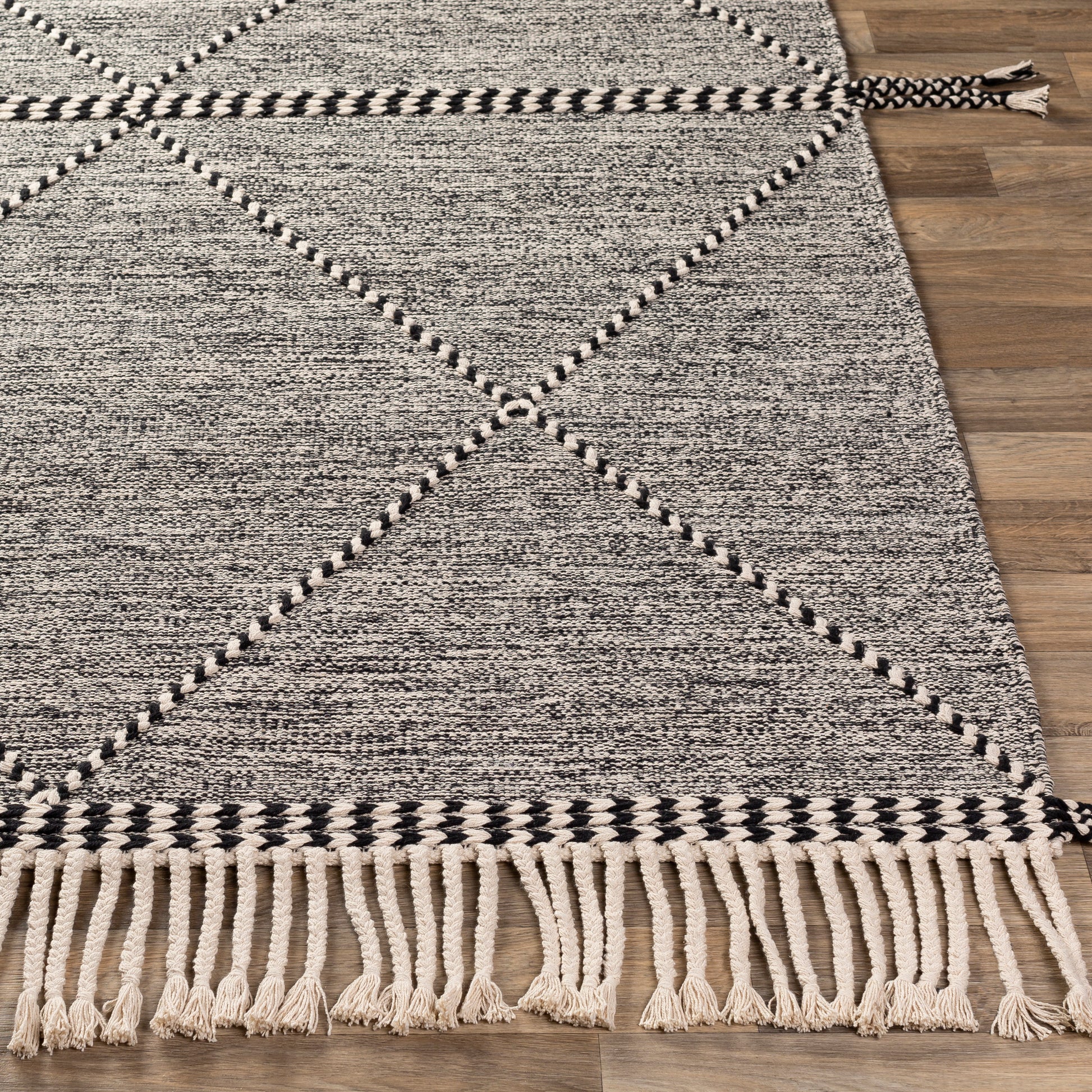 Surya Zanafi Znf-2301 Black, Cream Area Rug